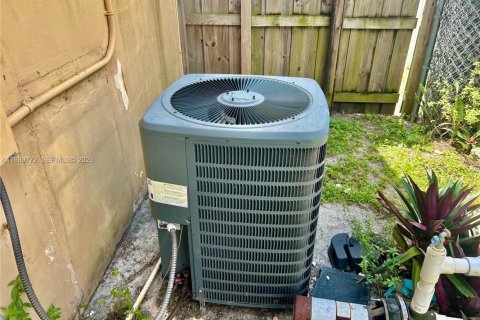 House in Hollywood, Florida 3 bedrooms, 148.92 sq.m. № 2062403 - photo 3