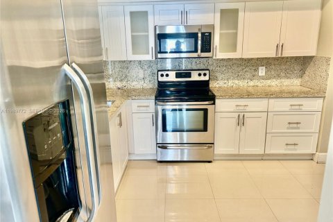 House in Hollywood, Florida 3 bedrooms, 148.92 sq.m. № 2062403 - photo 11