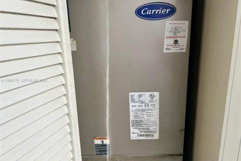 House in Hollywood, Florida 3 bedrooms, 148.92 sq.m. № 2062403 - photo 5