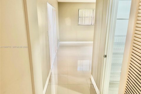 House in Hollywood, Florida 3 bedrooms, 148.92 sq.m. № 2062403 - photo 17