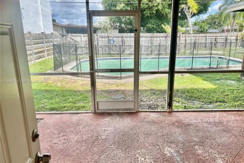 House in Hollywood, Florida 3 bedrooms, 148.92 sq.m. № 2062403 - photo 6