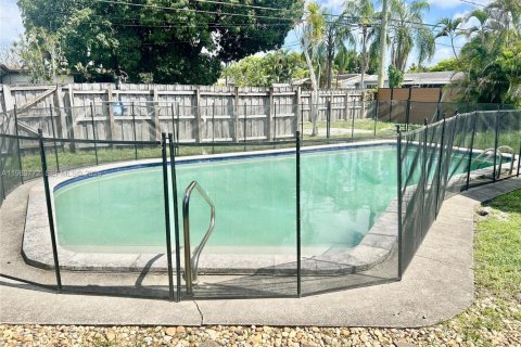 House in Hollywood, Florida 3 bedrooms, 148.92 sq.m. № 2062403 - photo 20