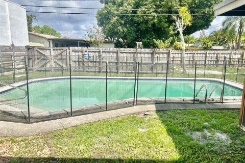 House in Hollywood, Florida 3 bedrooms, 148.92 sq.m. № 2062403 - photo 22