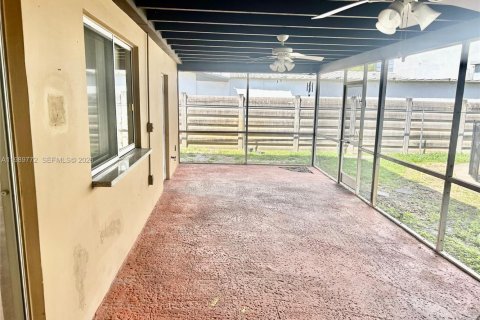 House in Hollywood, Florida 3 bedrooms, 148.92 sq.m. № 2062403 - photo 21