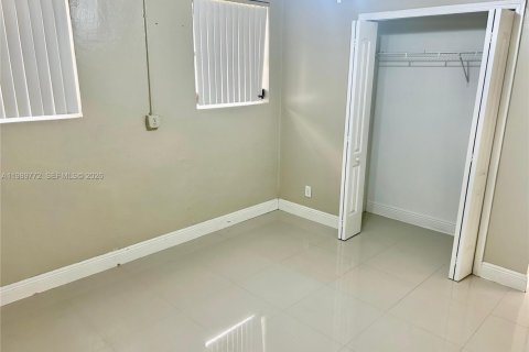 House in Hollywood, Florida 3 bedrooms, 148.92 sq.m. № 2062403 - photo 12