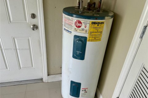 House in Hollywood, Florida 3 bedrooms, 148.92 sq.m. № 2062403 - photo 9