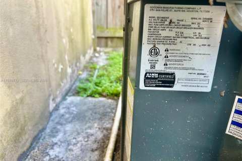 House in Hollywood, Florida 3 bedrooms, 148.92 sq.m. № 2062403 - photo 4