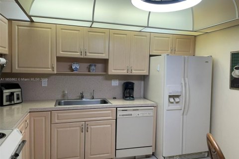 Купить кондоминиум в Тамарак, Флорида 2 спальни, 117.99м2, № 2089049 - фото 9