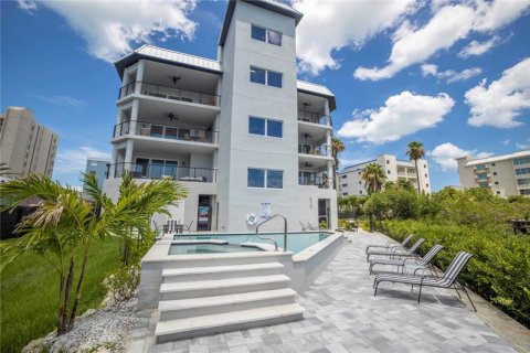 Copropriété à louer à Indian Shores, Floride: 4 chambres, 221.85 m2 № 218572 - photo 1