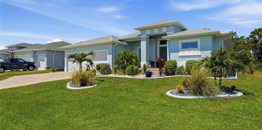 House in Rotonda, Florida 3 bedrooms, 201.69 sq.m. № 2223641