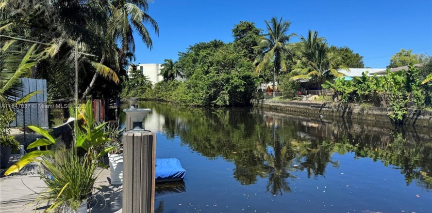 House in Fort Lauderdale, Florida 2 bedrooms, 149.39 sq.m. № 1847800