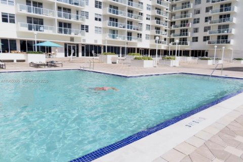 Condominio en alquiler en Miami Beach, Florida, 1 dormitorio, 76.55 m2 № 2026392 - foto 19