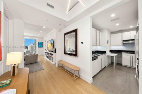 Condo in Miami, Florida, 1 bedroom  № 2420752 - photo 5