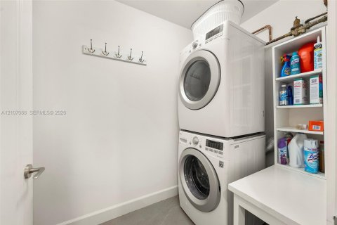 Condo in Miami, Florida, 1 bedroom  № 2420752 - photo 28