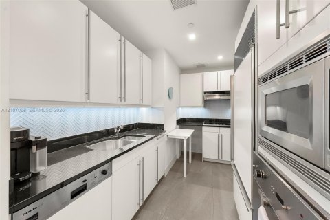Condo in Miami, Florida, 1 bedroom  № 2420752 - photo 6