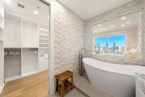 Condo in Miami, Florida, 1 bedroom  № 2420752 - photo 21