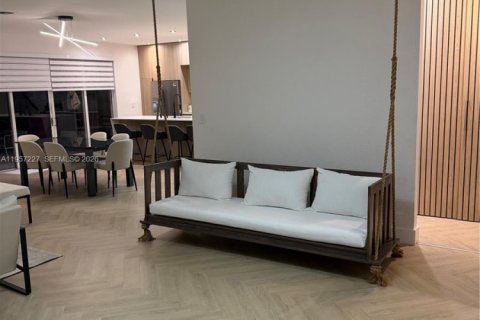 Townhouse in Doral, Florida 5 bedrooms, 218.78 sq.m. № 2041746 - photo 5