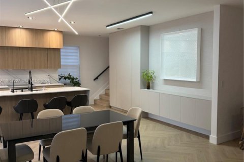 Townhouse in Doral, Florida 5 bedrooms, 218.78 sq.m. № 2041746 - photo 2