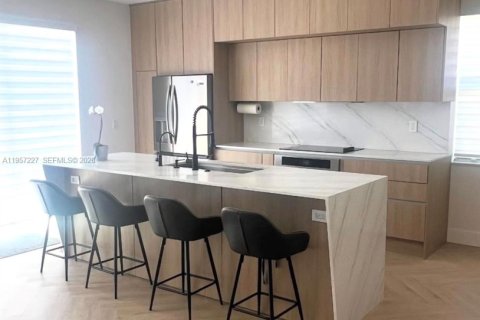 Townhouse in Doral, Florida 5 bedrooms, 218.78 sq.m. № 2041746 - photo 1