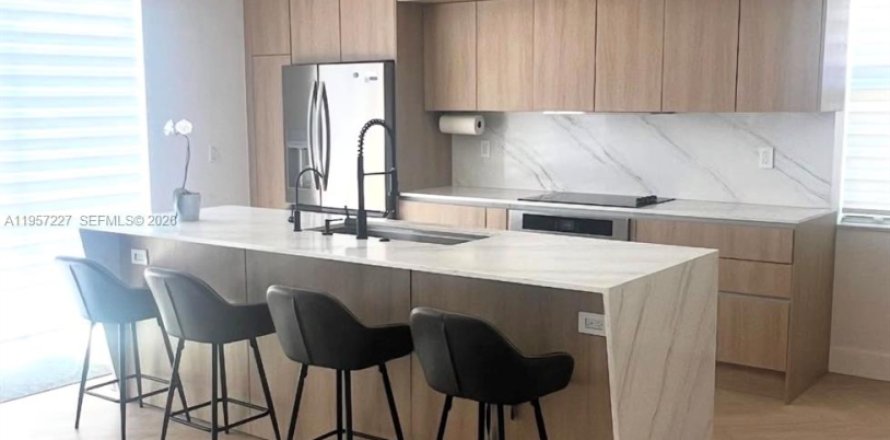 Townhouse in Doral, Florida 5 bedrooms, 218.78 sq.m. № 2041746