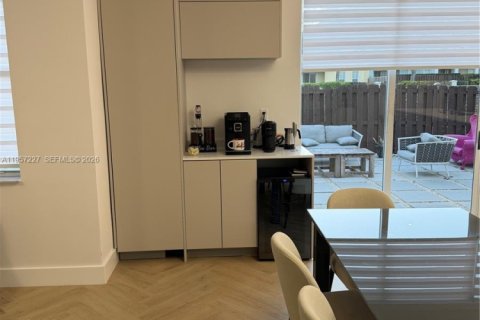 Townhouse in Doral, Florida 5 bedrooms, 218.78 sq.m. № 2041746 - photo 4