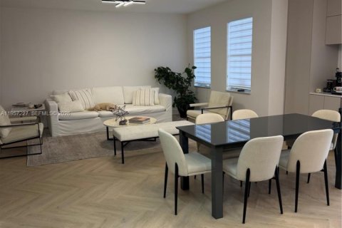 Townhouse in Doral, Florida 5 bedrooms, 218.78 sq.m. № 2041746 - photo 3