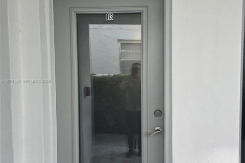 Condo in Miami Beach, Florida, 1 bedroom  № 2066858 - photo 16