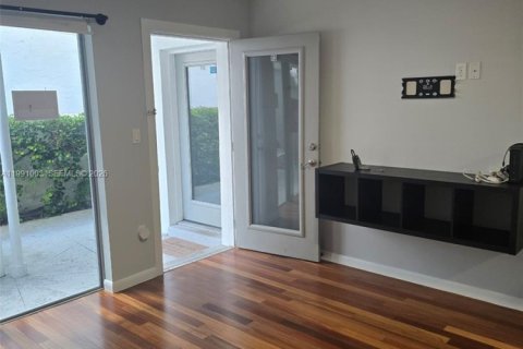 Condo in Miami Beach, Florida, 1 bedroom  № 2066858 - photo 3