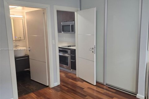 Condo in Miami Beach, Florida, 1 bedroom  № 2066858 - photo 12