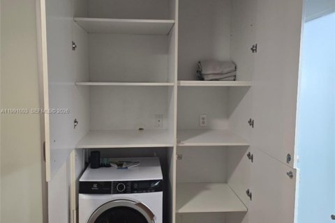 Condo in Miami Beach, Florida, 1 bedroom  № 2066858 - photo 14