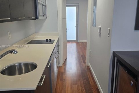 Condo in Miami Beach, Florida, 1 bedroom  № 2066858 - photo 2