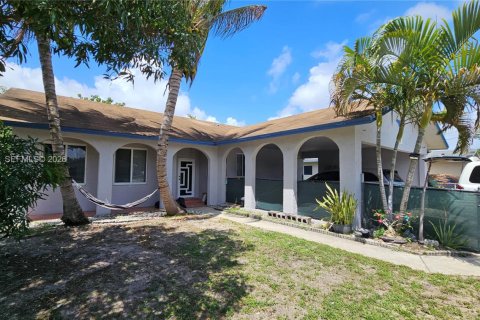 Снять в аренду виллу или дом в Дания-Бич, Флорида 3 спальни, 144м2, № 2066218 - фото 3