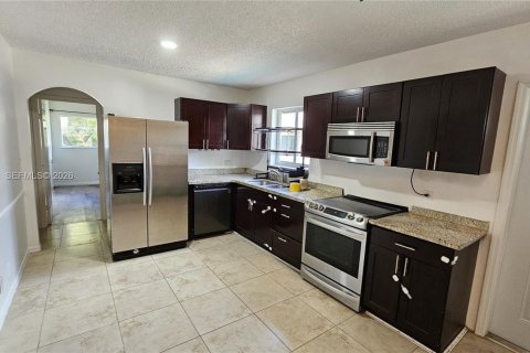 Снять в аренду виллу или дом в Дания-Бич, Флорида 3 спальни, 144м2, № 2066218 - фото 4