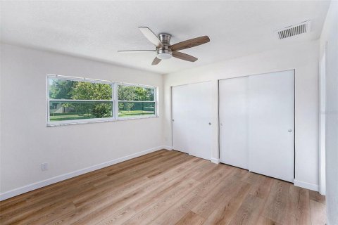 House in Saint Petersburg, Florida 3 bedrooms, 161.19 sq.m. № 1882868 - photo 11