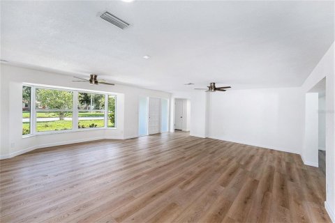 House in Saint Petersburg, Florida 3 bedrooms, 161.19 sq.m. № 1882868 - photo 3