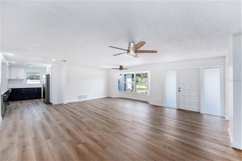 House in Saint Petersburg, Florida 3 bedrooms, 161.19 sq.m. № 1882868 - photo 4