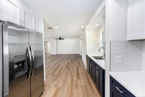 House in Saint Petersburg, Florida 3 bedrooms, 161.19 sq.m. № 1882868 - photo 8
