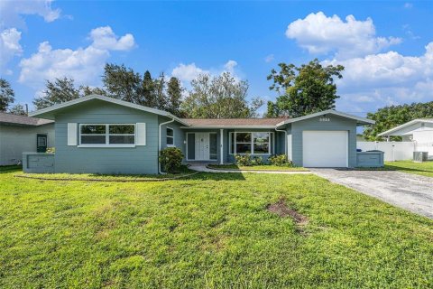 House in Saint Petersburg, Florida 3 bedrooms, 161.19 sq.m. № 1882868 - photo 1