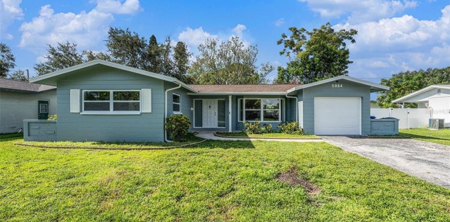 House in Saint Petersburg, Florida 3 bedrooms, 161.19 sq.m. № 1882868