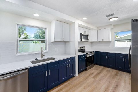 House in Saint Petersburg, Florida 3 bedrooms, 161.19 sq.m. № 1882868 - photo 6