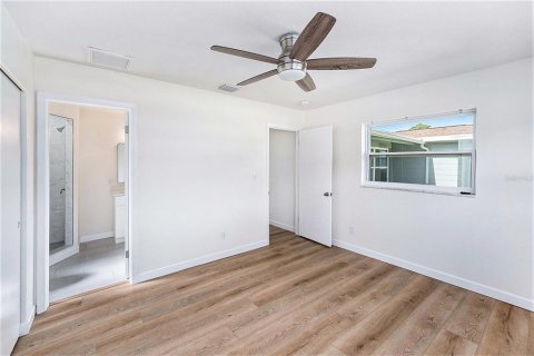 House in Saint Petersburg, Florida 3 bedrooms, 161.19 sq.m. № 1882868 - photo 12