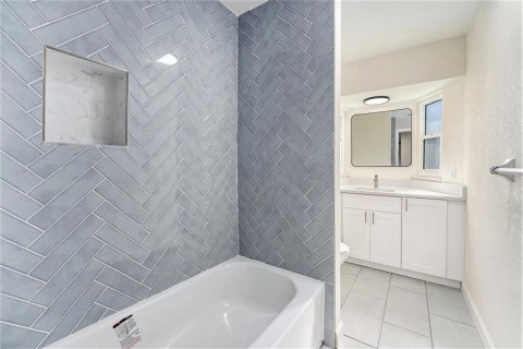 House in Saint Petersburg, Florida 3 bedrooms, 161.19 sq.m. № 1882868 - photo 19