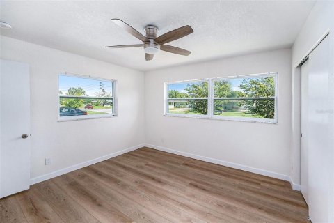 House in Saint Petersburg, Florida 3 bedrooms, 161.19 sq.m. № 1882868 - photo 10