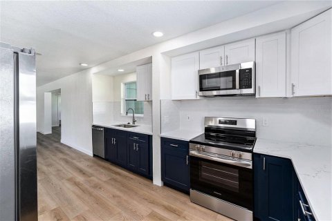 House in Saint Petersburg, Florida 3 bedrooms, 161.19 sq.m. № 1882868 - photo 7