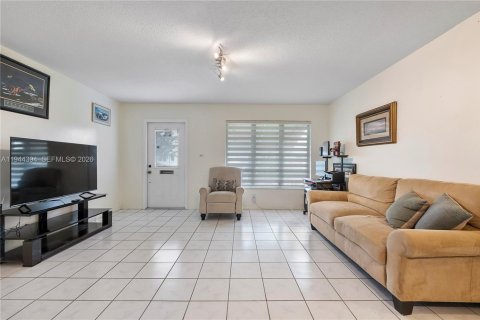 House in Tamarac, Florida 2 bedrooms, 93.09 sq.m. № 2002228 - photo 6