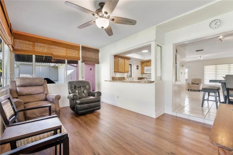 House in Tamarac, Florida 2 bedrooms, 93.09 sq.m. № 2002228 - photo 12