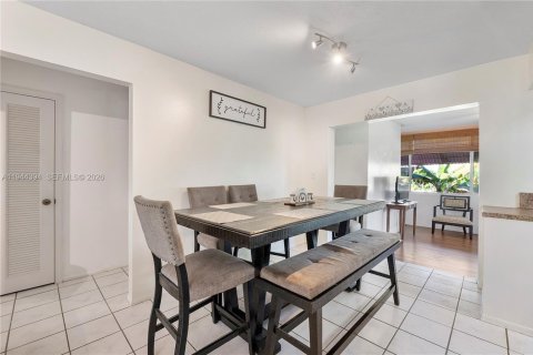 House in Tamarac, Florida 2 bedrooms, 93.09 sq.m. № 2002228