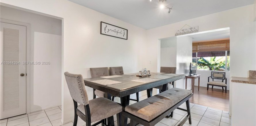 House in Tamarac, Florida 2 bedrooms, 93.09 sq.m. № 2002228