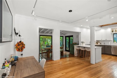House in Miami, Florida 3 bedrooms, 166.85 sq.m. № 1431534 - photo 11