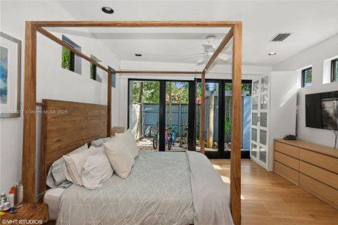 House in Miami, Florida 3 bedrooms, 166.85 sq.m. № 1431534 - photo 17